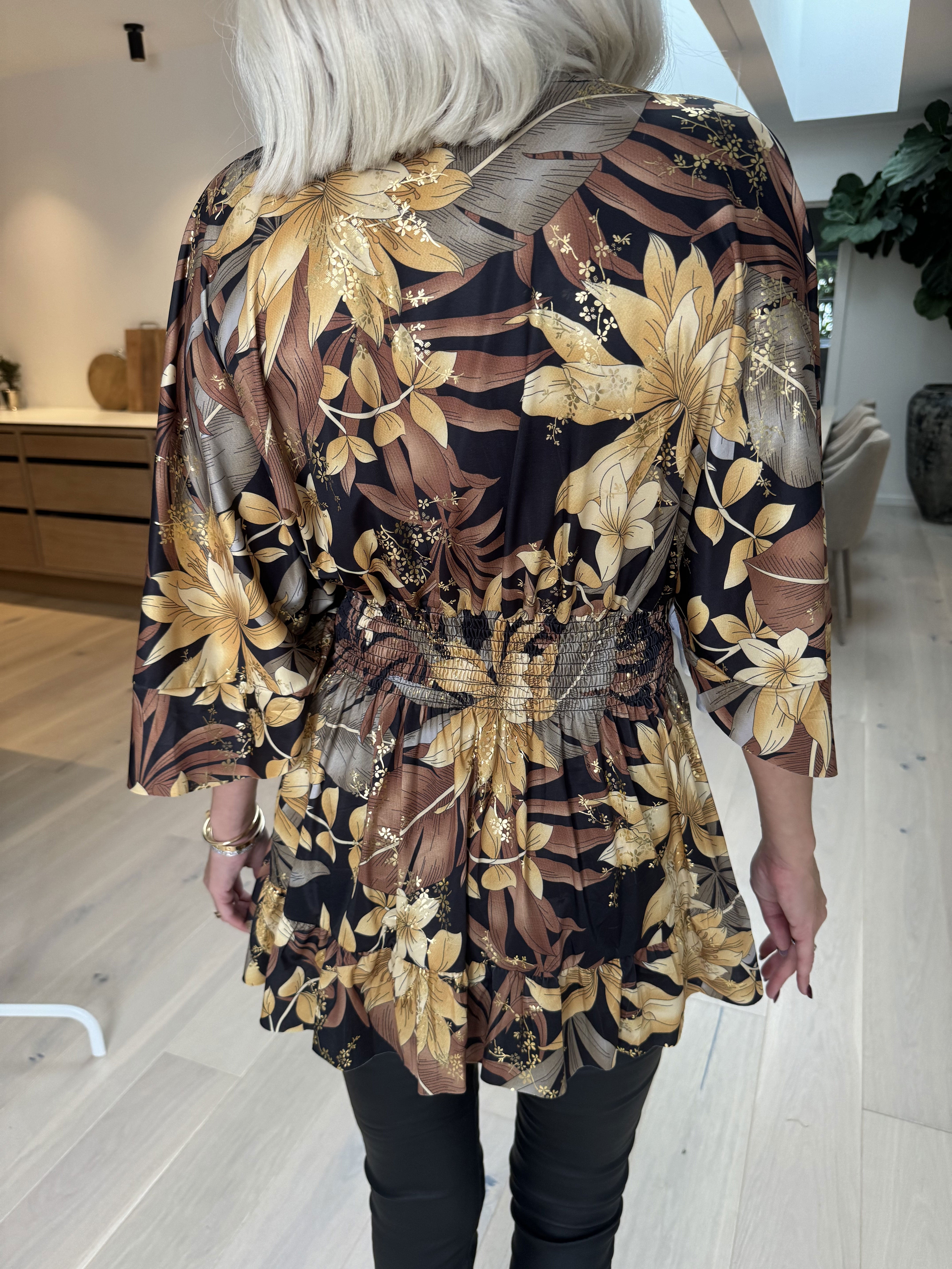 Pamela Gold Flower Shirt - Söt tunika med smock och volanger